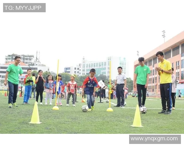 足球明星的孩子展现天赋投球技艺引发热议与关注 足球明星的孩子展现天赋投球技艺引发热议与关注